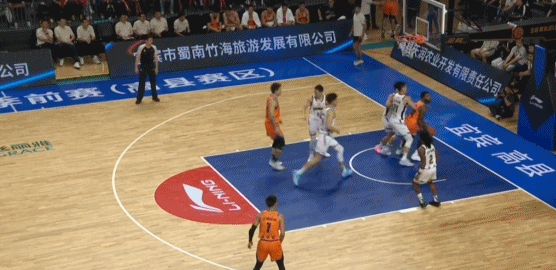 记者：字母的下家锁定在热火和凯尔特人之间，预计本周有结果